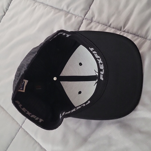 Hurley Flexfit Fitted Baseball Hat - Picture 7 of 9